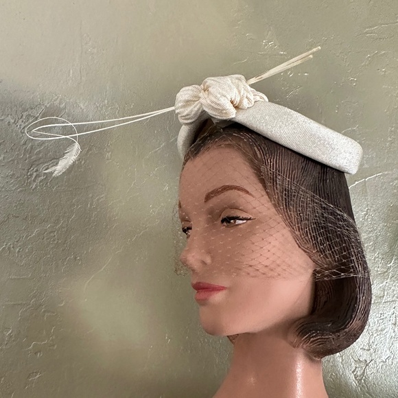 FASHIONABLE 1950s\' OFF-WHITE FABRIC CAP WITH FEATHER QUILL TRIM + VEIL main image 9